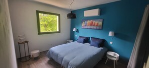 A bedroom with a bed, a window, a painting, and a ceiling fan. - 4-bedroom air-conditioned villa, pool & mountain view. (Gravieres)