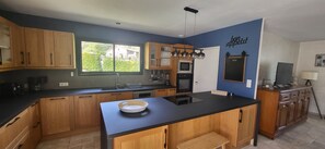 Kaffetrakter/tekoker, kjøleskap, mikrobølgeovn og ovn