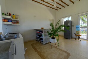 Comfort-huvila, patio, jokinäköala | Yksityinen keittiö