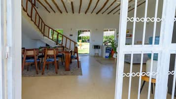 Comfort Villa, Patio, River View | Dining