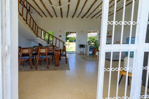 Villa Confort, patio, vistas al río | Restauración