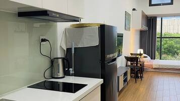 Departamento de lujo, vista a la ciudad | Cocina privada | Refrigerador, parrilla de estufa y utensilios de cocina