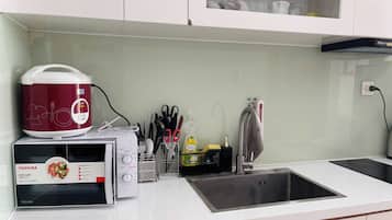 Apartamento de lujo, vistas a la ciudad | Cocina privada | Frigorífico, placa de cocina y utensilios de cocina