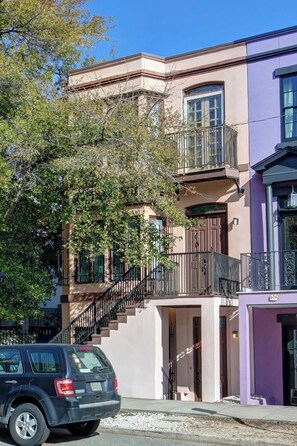 A multi-story building with a staircase leading to the second floor. - The Garden @ Hunter’s Knoll | Walk to Forsyth Park (Savannah)