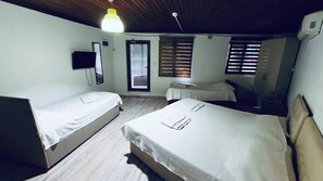 ห้องสแตนดาร์ดสำหรับสี่ท่าน, วิวทะเล | โต๊ะทำงาน, พื้นที่ทำงานแบบใช้แล็ปท็อป, Wi-Fi ฟรี