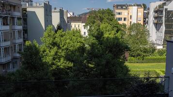 Ein Wohngebiet mit mehrstöckigen Gebäuden, einem grünen Park und einem Kran in der Ferne.