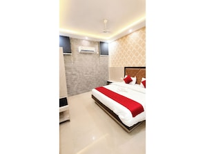Deluxe Double Room, Air conditioning | Hypo-allergenic bedding, desk, soundproofing, free WiFi - Hotel Prakash Near Vishwanath Temple (Varanasi)
