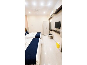 Deluxe Quadruple Room, Air conditioning | Hypo-allergenic bedding, desk, soundproofing, free WiFi - Hotel Prakash Near Vishwanath Temple (Varanasi)