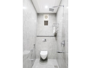 Double Room | Bathroom - Hotel Prakash Near Vishwanath Temple (Varanasi)