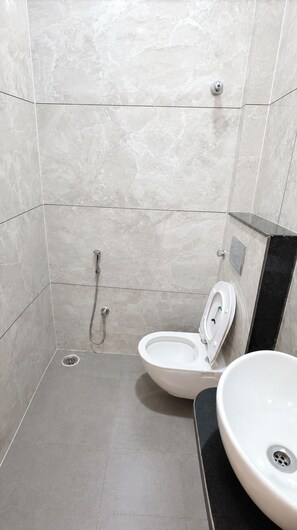 Shower, pancuran hujan, sandal, dan handuk