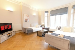 Room - 5 Bedroom Flat in Hyde Park & Oxford Street Area, Next to Tube Station (London)