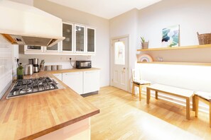Private kitchen - 5 Bedroom Flat in Hyde Park & Oxford Street Area, Next to Tube Station (London)