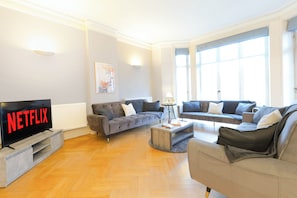 Living area - 5 Bedroom Flat in Hyde Park & Oxford Street Area, Next to Tube Station (London)