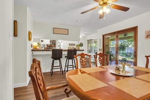 A dining area with a wooden table, chairs, and a ceiling fan. - The Garden View / Near DFW Airport & AT&T stadium (Euless)