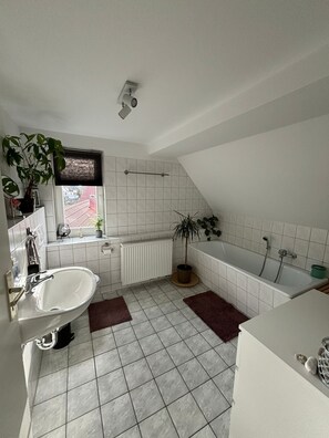 Haartrockner, Handtücher, Seife, Toilettenpapier
