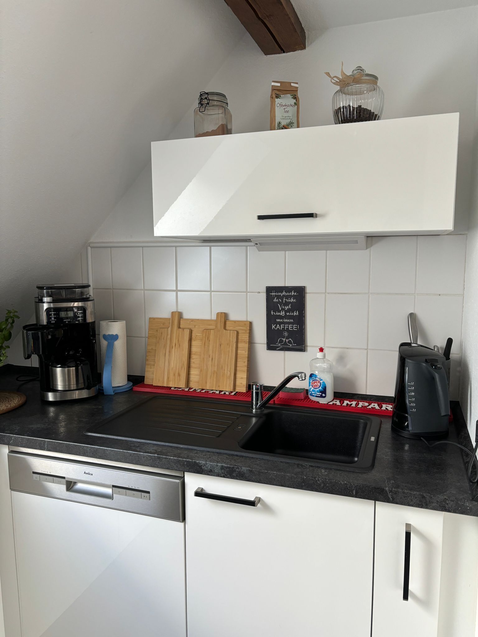 Wasserkocher mit Kaffee-/Teezubehör, Kühlschrank, Mikrowelle, Ofen