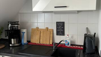 Wasserkocher mit Kaffee-/Teezubehör, Kühlschrank, Mikrowelle, Ofen
