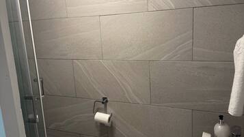 Een douche, handdoeken
