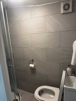 Shower, towels - Cabin Sleeps 2 With Parking (Bexleyheath)