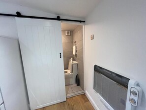 Shower, towels - Cabin Sleeps 2 With Parking (Bexleyheath)
