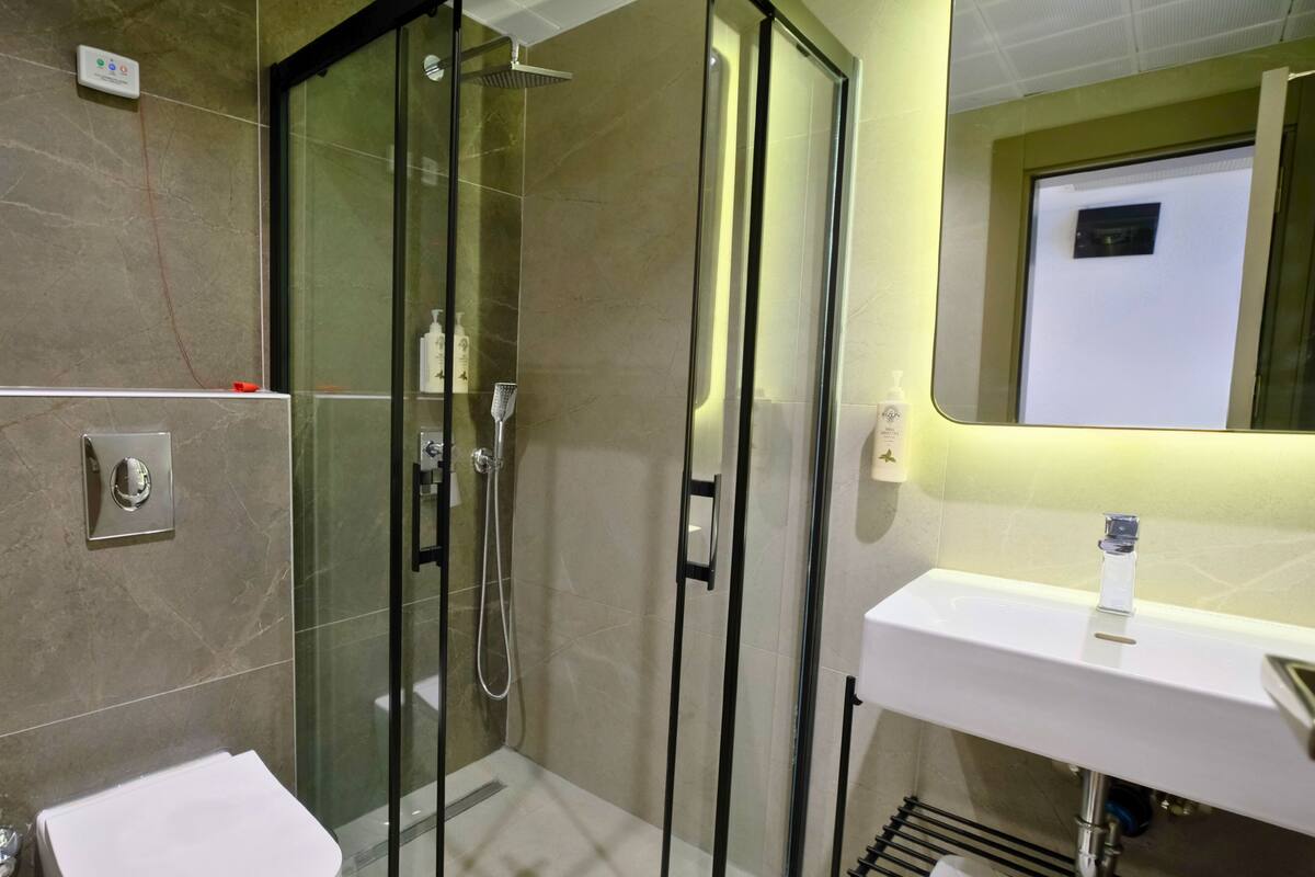 Douche, articles de toilette gratuits, sèche-cheveux
