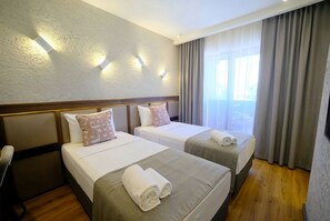 标准双床房, 城市景观 | 办公桌、笔记本电脑工作区、免费 WiFi
