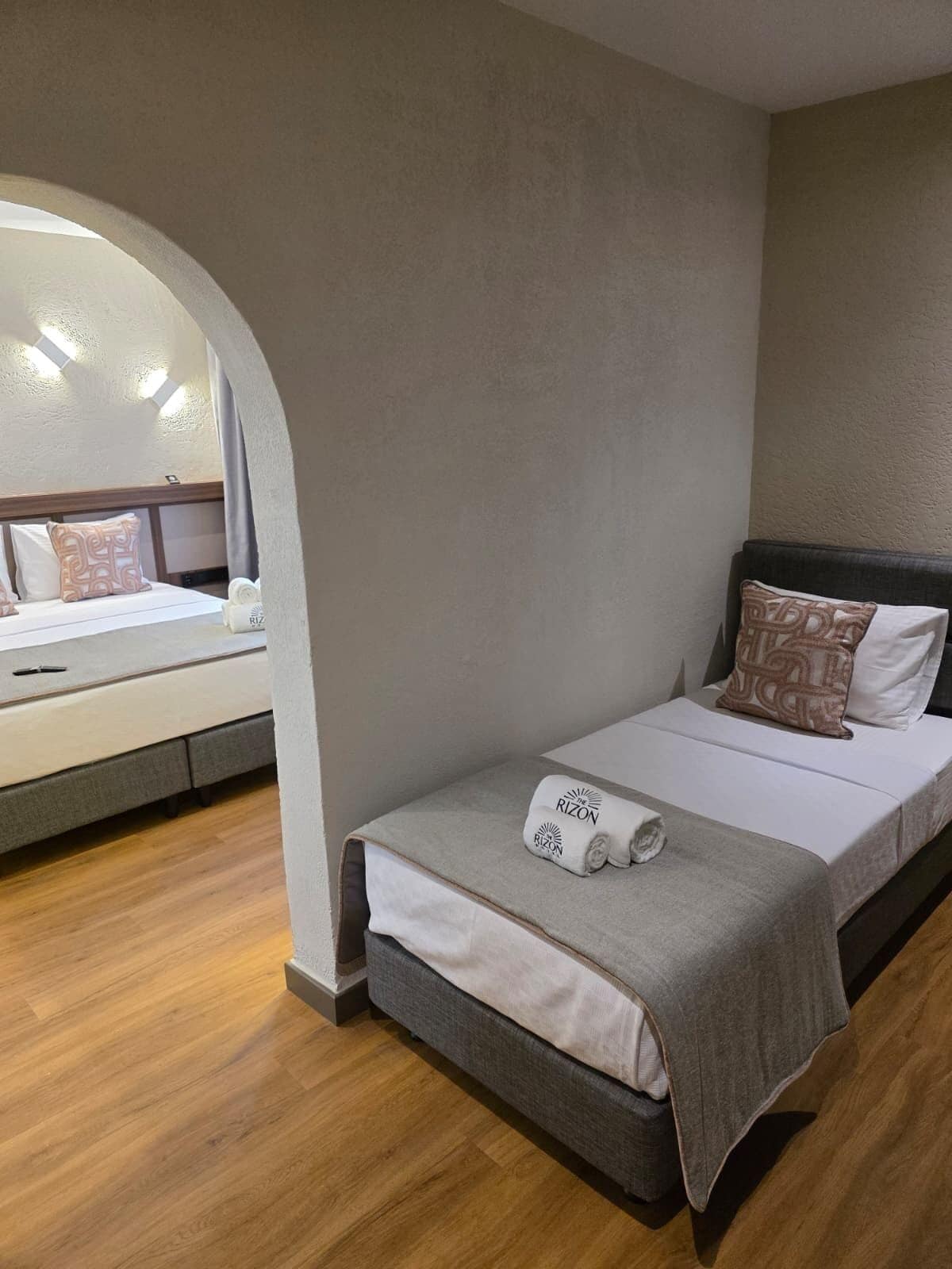 Deluxe driepersoonskamer | Luxe beddengoed, een bureau, een laptopwerkplek, gratis wifi