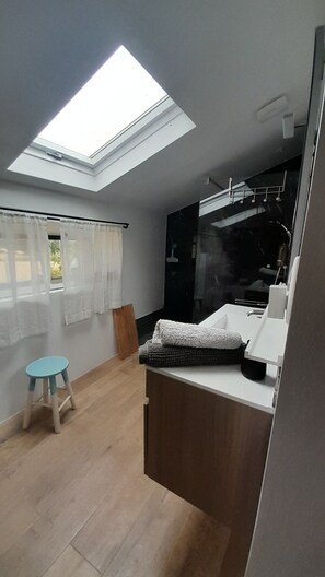 Shower, hair dryer, towels, soap - Vrbo Property (Saint-Bonnet-de-Joux)