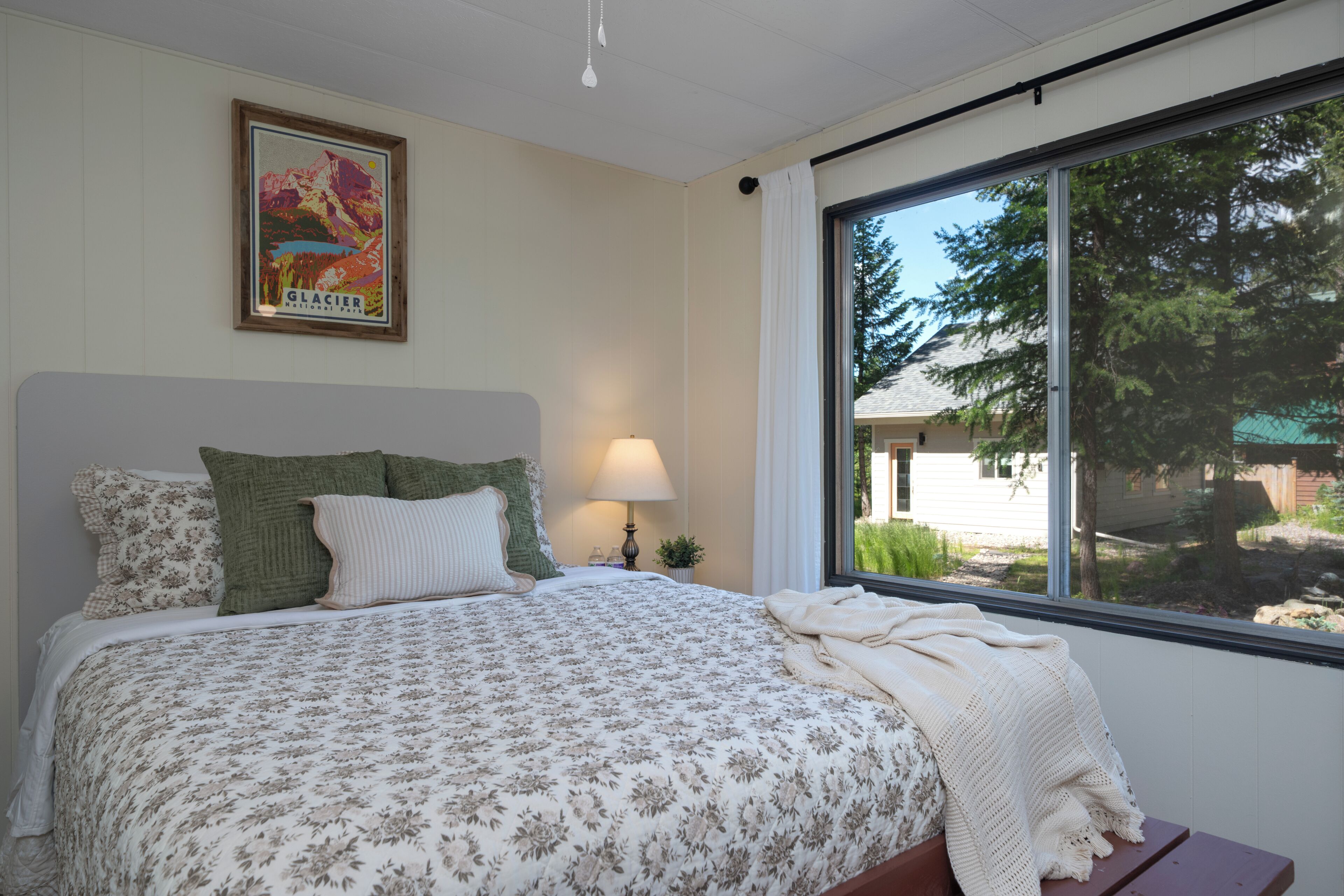 Iron/ironing board, free WiFi, bed sheets