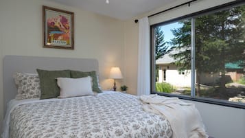 Iron/ironing board, free WiFi, bed sheets