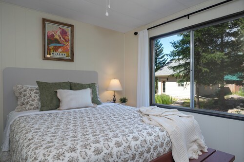 West Glacier Glamper, 2 Bedroom, 2 Bathroom, 5 Min from West Glacier and The Village