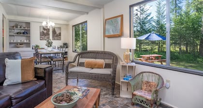 West Glacier Glamper, 2 Bedroom, 2 Bathroom, 5 Min from West Glacier and The Village