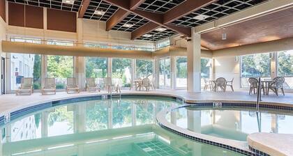 Resort with 2 bedroom Cabin and AC in charming Gordonsville