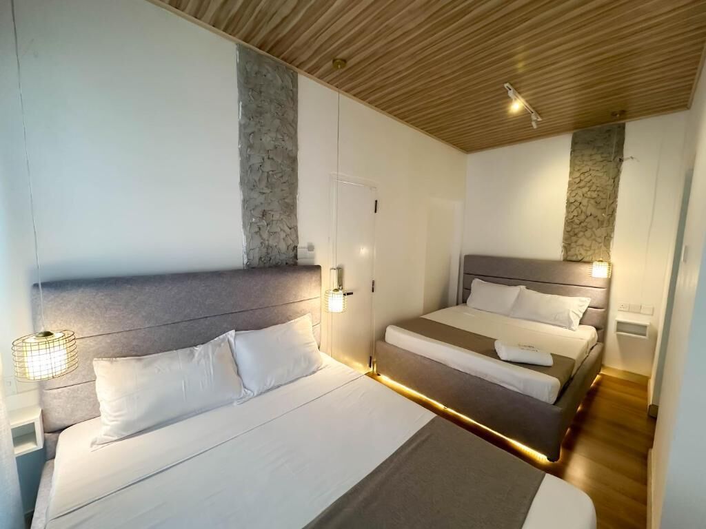Habitación cuádruple estándar, baño privado, vista al patio | Caja de seguridad en la habitación, cortinas blackout y insonorización 