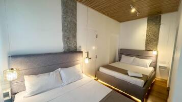 Habitación cuádruple estándar, baño privado, vista al patio | Caja de seguridad en la habitación, cortinas blackout y insonorización