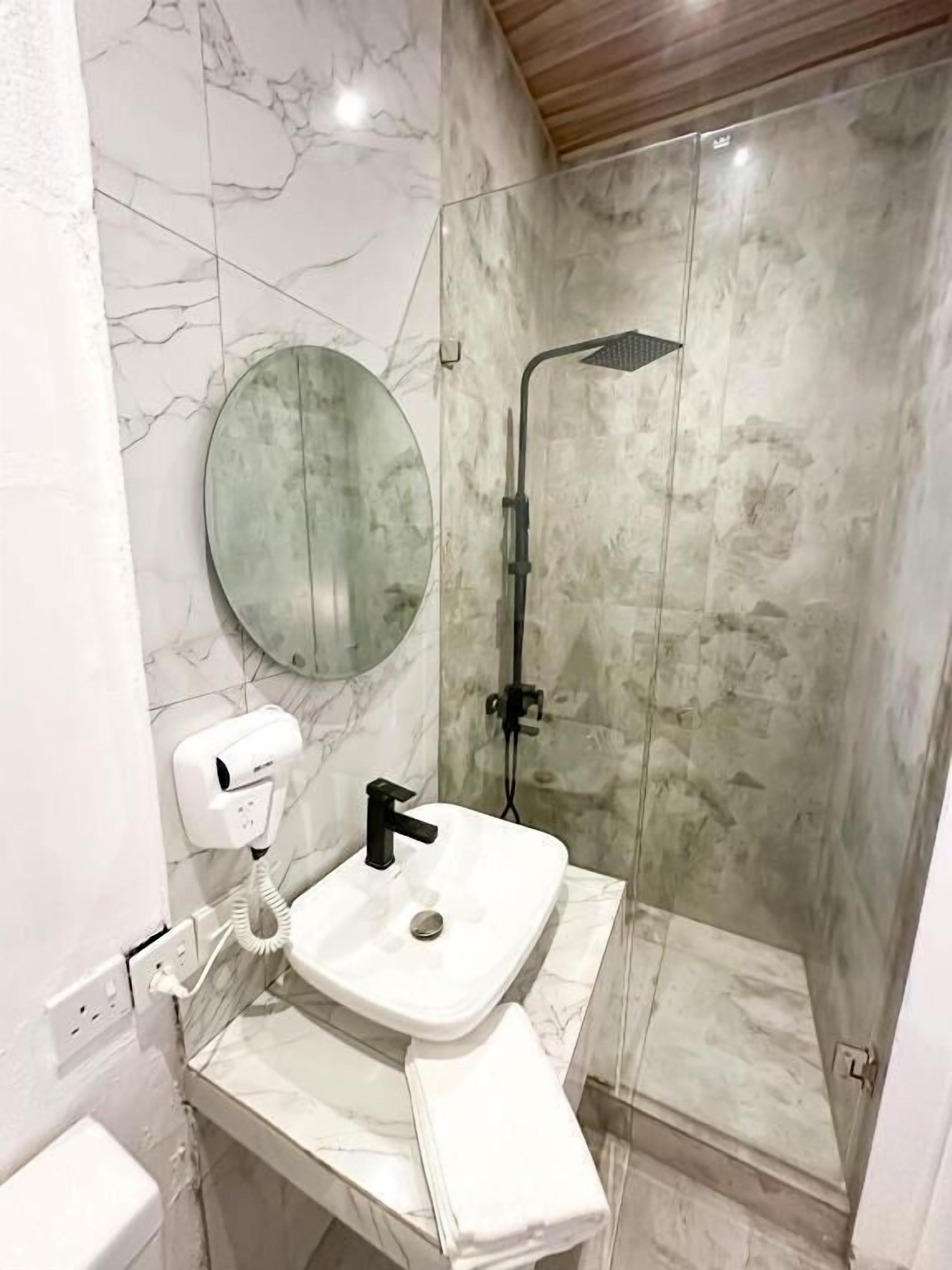 Standard Quadruple Room, Private Bathroom, Courtyard View | Bathroom | Slippers