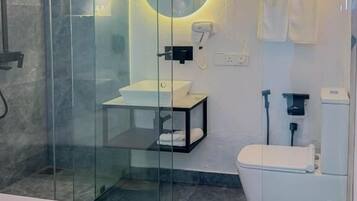 Habitación doble estándar, baño privado | Baño | Pantuflas