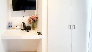 Standard Quadruple Room, Private Bathroom, Courtyard View | Interior