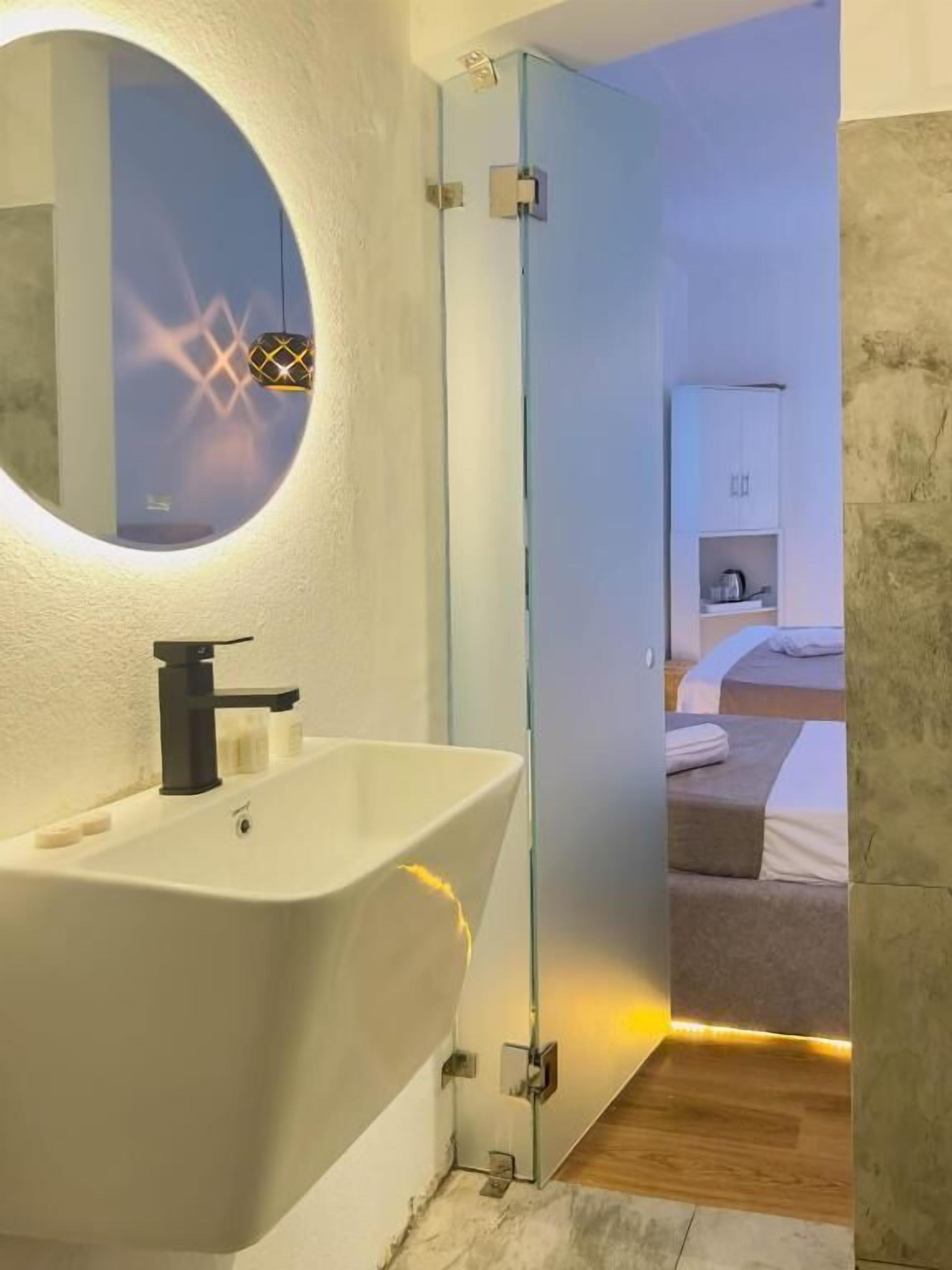 Standaard driepersoonskamer, balkon, uitzicht op zwembad | Een kluis op de kamer, verduisterende gordijnen, geluiddichte muren