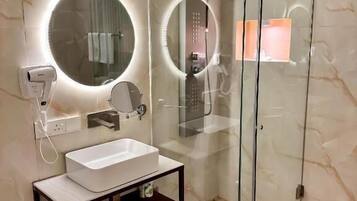 Luxury Suite, Garden View | Bathroom | Slippers
