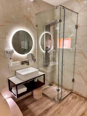 Luxe suite, uitzicht op tuin | Badkamer | Pantoffels