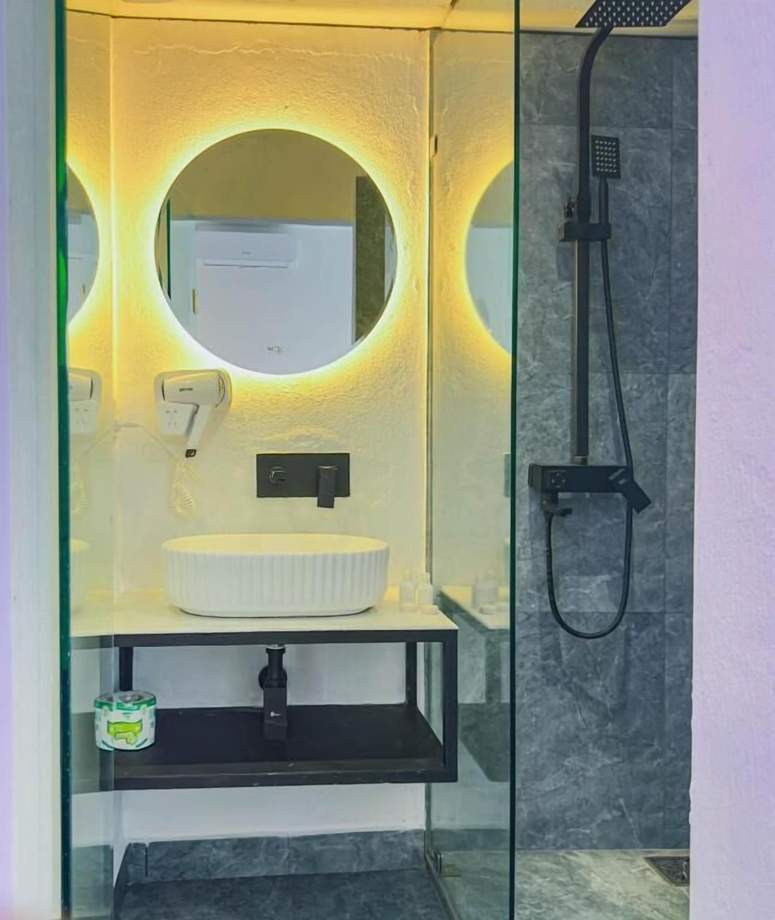 Chambre Double Supérieure, baignoire accessible aux personnes à mobilité réduite, vue piscine | Salle de bain | Chaussons