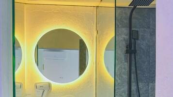 Chambre Double Supérieure, baignoire accessible aux personnes à mobilité réduite, vue piscine | Salle de bain | Chaussons