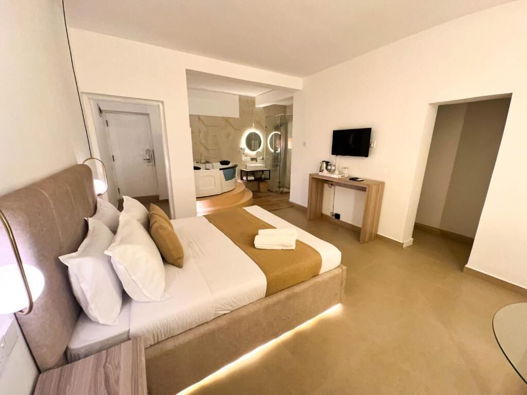 Luxe suite, uitzicht op tuin | Een kluis op de kamer, verduisterende gordijnen, geluiddichte muren