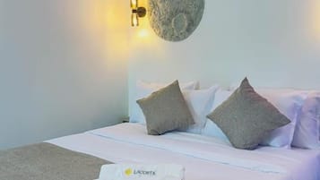 Chambre Double Supérieure, baignoire accessible aux personnes à mobilité réduite, vue piscine