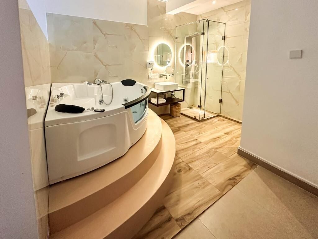 Luxury Suite, Garden View | Bathroom | Slippers