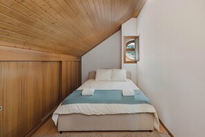 Room - Vrbo Property (Cortes do Meio)