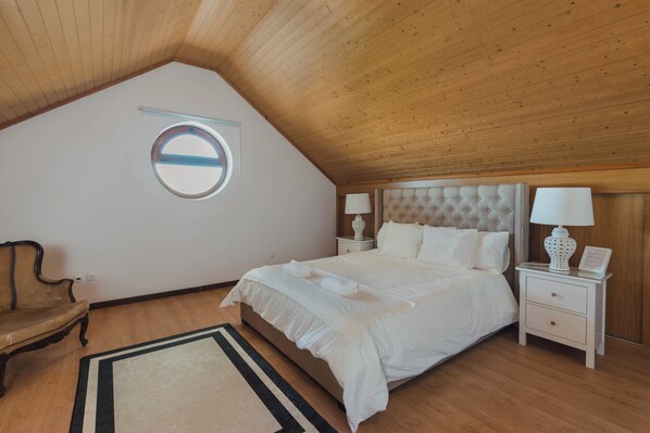Room - Vrbo Property (Cortes do Meio)
