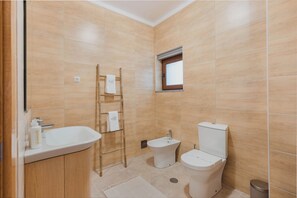Bathroom - Vrbo Property (Cortes do Meio)
