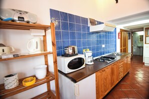 Kühlschrank, Mikrowelle, Herdplatte, Wasserkocher mit Kaffee-/Teezubehör